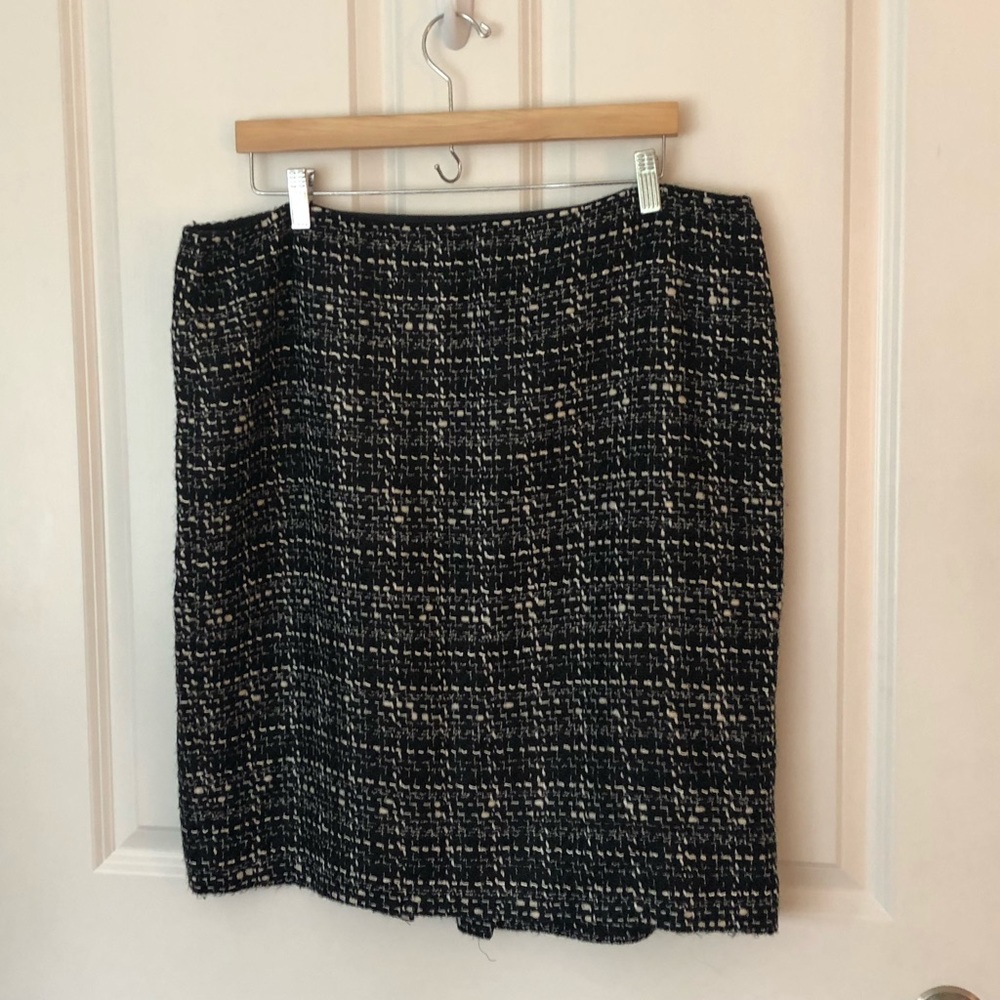 Knee-length Black and white professional skirt